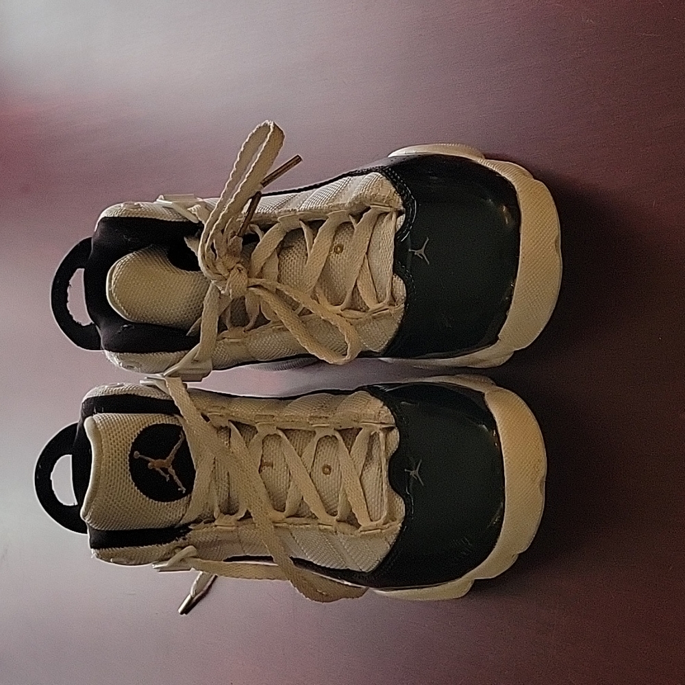 Kids Jordan Black and White Sneakers Size 2Y Gently Used